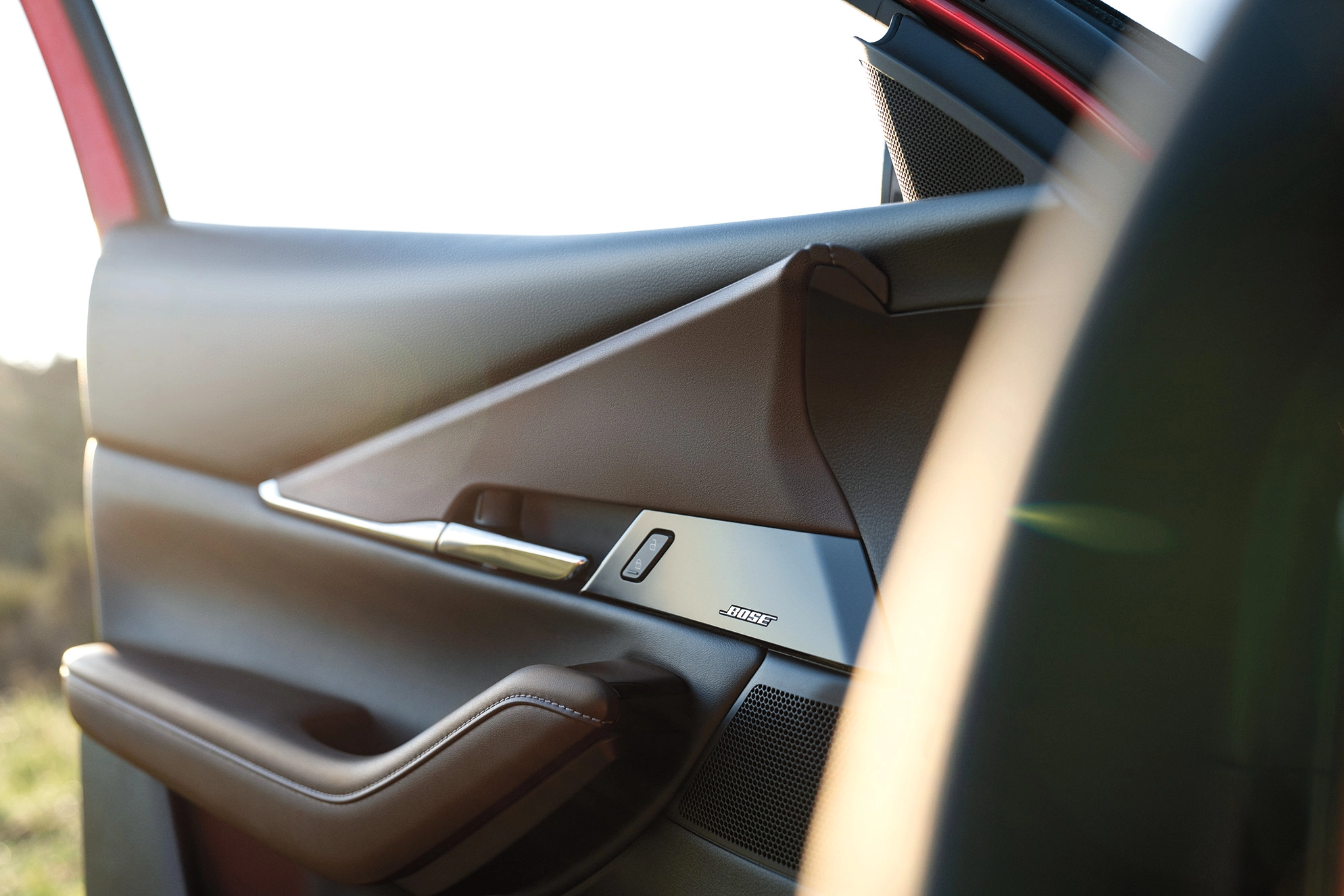vue intérieur de la porte d'un Mazda CX-30 2022 avec enceintes Bose