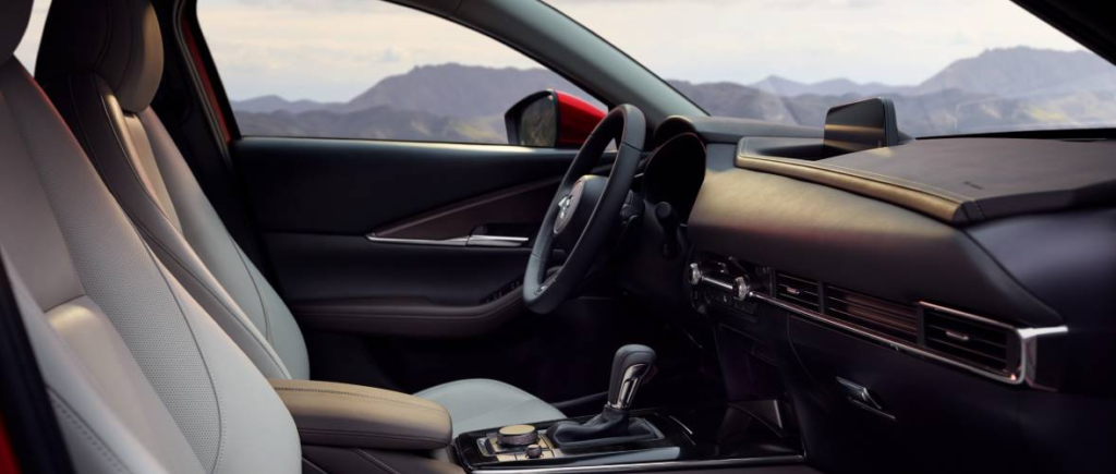 Intérieur moderne. Conception élégante. Sièges en cuir. Sièges chauffants. Sièges ventilés. Espace intérieur spacieux. Tableau de bord haut de gamme. Matériaux de qualité. Éclairage d'ambiance. Volant en cuir. Garnitures en aluminium. Console centrale. Écran tactile. Commandes ergonomiques. Climatisation automatique. Accoudoir central. Système audio premium. Configuration flexible des sièges. Rangements pratiques. Habitacle silencieux. Design raffiné. Connectivité Bluetooth. Interface utilisateur intuitive. Finitions soignées. Poches de rangement. Équipements de confort.
Modern interior. Elegant design. Leather seats. Heated seats. Ventilated seats. Spacious interior. Premium dashboard. Quality materials. Ambient lighting. Leather steering wheel. Aluminum trims. Central console. Touchscreen. Ergonomic controls. Automatic climate control. Center armrest. Premium audio system. Flexible seat configuration. Convenient storage. Quiet cabin. Refined design. Bluetooth connectivity. Intuitive user interface. Finely crafted finishes. Storage pockets. Comfort features.