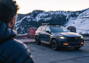 CX-90 stationner en période hiver avec montagnes enneigées derrière