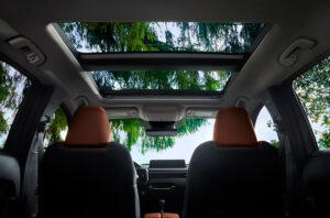 Toit ouvrant panoramique du Mazda CX-50 avec une vue de la nature