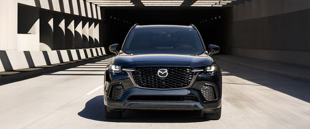 Mazda CX-70. VUS intermédiaire. Mazda 2025. Performance. Espace cargo. Technologie avancée. Sécurité. Confort. Design élégant. Moteur hybride. Transmission intégrale i-Activ AWD. Économie de carburant. Intérieur raffiné. Écran tactile. Système audio premium. Apple CarPlay. Android Auto. Caméra 360. Aide à la conduite. Toit ouvrant panoramique. Suspension adaptative. Style sportif. Expérience de conduite. Puissance. Modularité. Connectivité. Mazda Canada. Concessionnaire Mazda. L'Ami Junior Mazda. VUS Mazda. Mazda CX. Comparatif CX-70. Nouveauté Mazda.