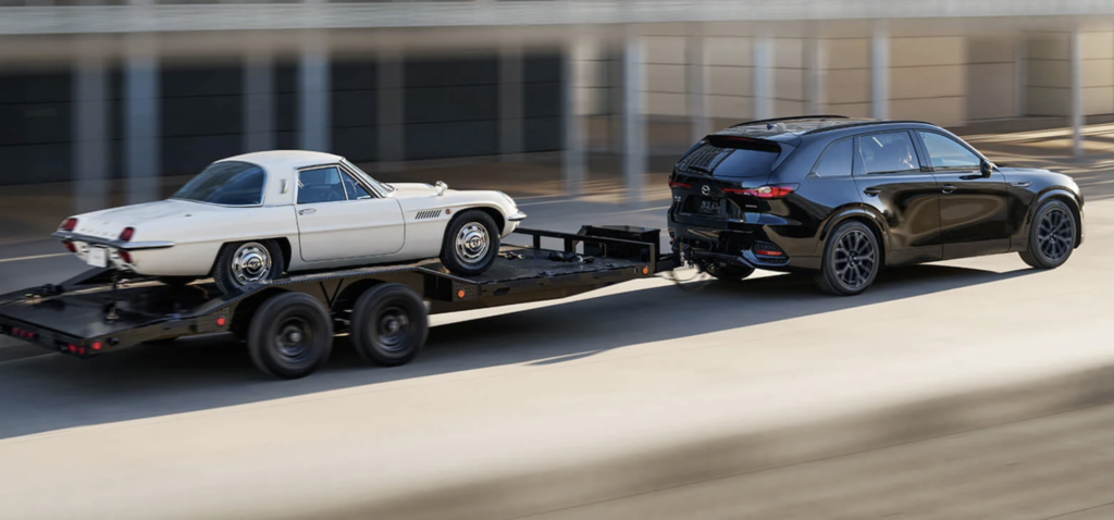 image qui montre la capacité de remorquage du Mazda CX-70. 