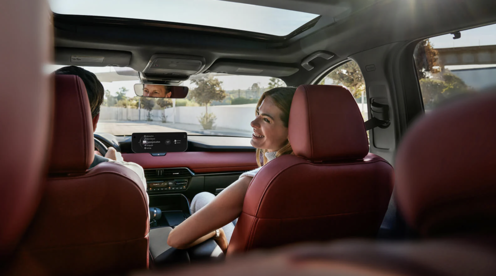 Image qui montre l'intérieur du Mazda CX-70 2025. 