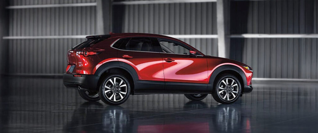 Image qui montre l'extérieur du Mazda CX-30 2025 rouge.
Image showing the exterior of the 2025 Mazda CX-30 in red.