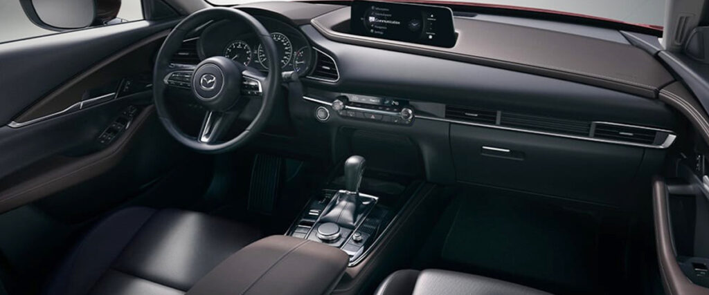Image qui montre l'intérieur du Mazda CX-30 2025. 